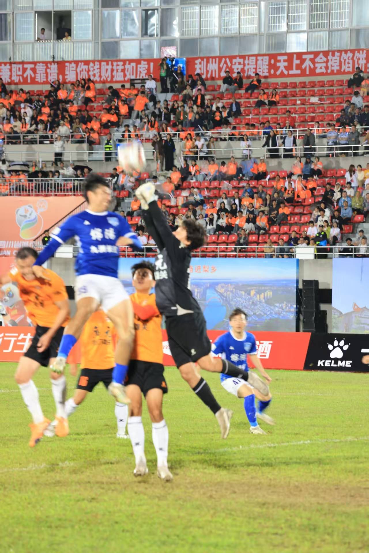 九游(中国)-广州队训练开放日,今夜单刀错失引欢呼,意大利杯在即,更衣室氛围转暖(鲁肃单刀赴会原文)